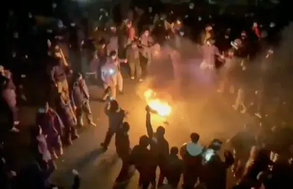 Кадр з відэазапісу, які распаўсюджваецца ў сацыяльных сетках, на якім пратэстоўцы на вуліцах Тэгерана, Іран, 9 студзеня 2026 года
