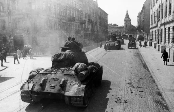 Савецкія танкі Т-34 на вуліцах Львова, 1944 год

