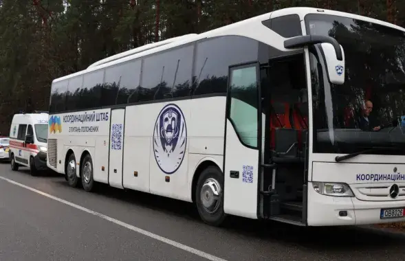 Аўтобус з беларускімі палітвязнямі у момант іх перадачы Украіне, 22 лістапада 2025 года
