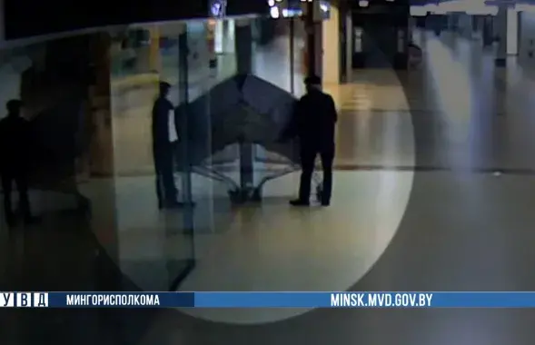 Момант крадзяжу ў камеры назірання
