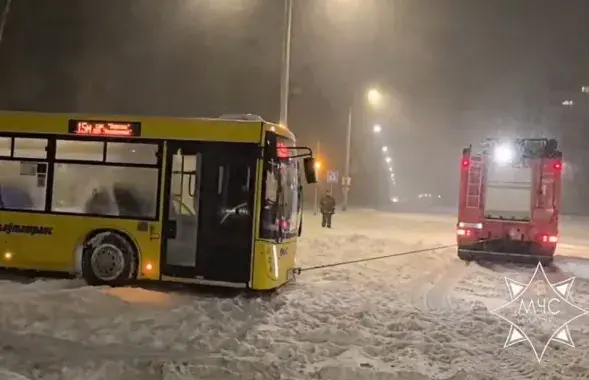 Автобус, который вытаскивают спасатели
