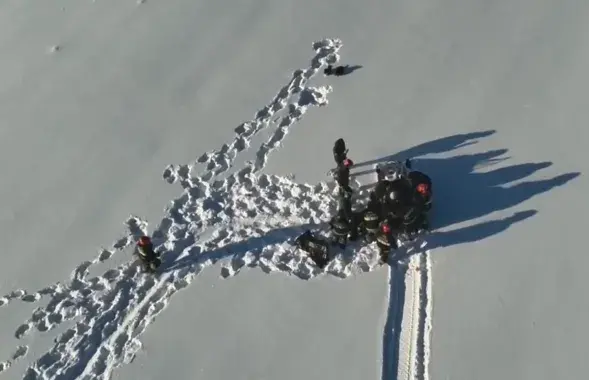 Спасатели эвакуируют белоруса, который замерзал в поле
