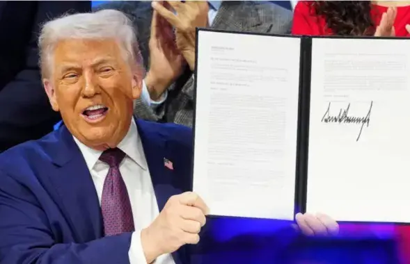 Трамп с подписанным уставом Совета мира
