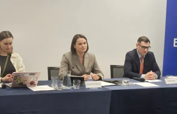 Лиза Прокопчик, Светлана Тихановская и Артём Брухан на слушаниях в КС
