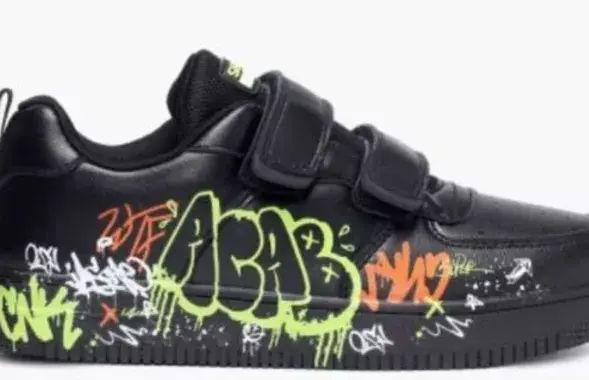 Кеды з абрэвіятурай АСАВ
