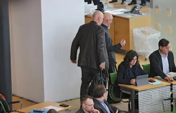 Йорга Дорнау выводят из зала пленарных заседаний ландтага
