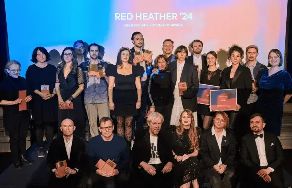 Победители и члены жюри премии "Чырвоны верас" после церемонии, Берлин, февраль 2024 года
