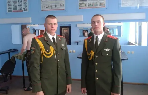 Максім Сямітка (злева) падчас службы
