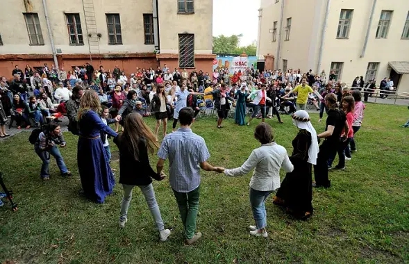 Урбаністычныя Каляды: у сталічным клубе выплясвалі каза з мядзведзем (фота)