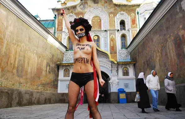 Актывісткі FEMEN накінуліся на Берлусконі (відэа)