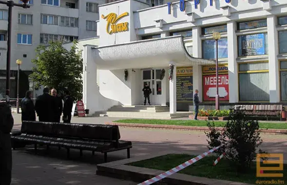 Касірка з абменніка пра налётчыка: Думаеце, ён мне даў да зброі дакрануцца!