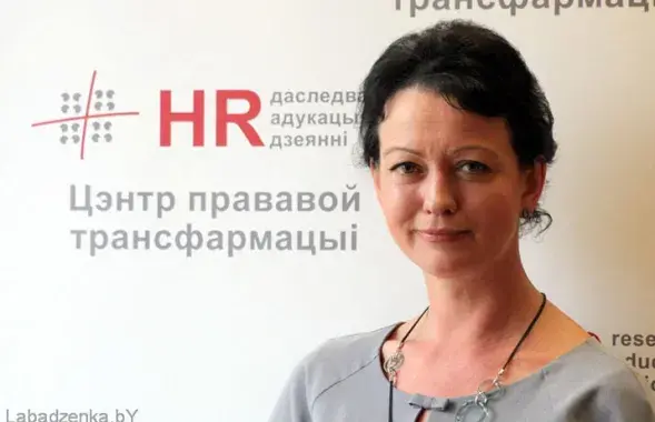 Фотафакт: беларуская праваабаронца знайшла ў сваёй машыне мікрафон