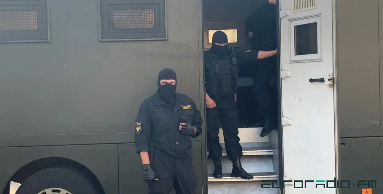 Минские омоновцы и автозак / Из архива Еврорадио
