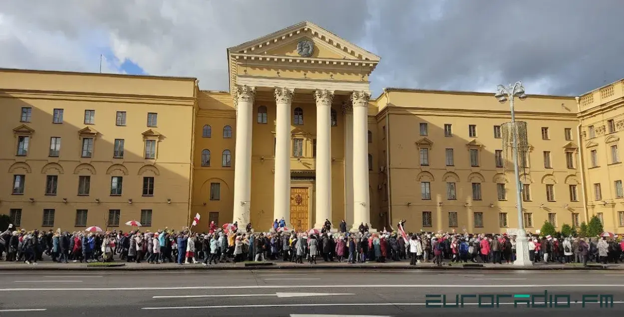 Пратэстоўцы ля будынка КДБ у Мінску / Еўрарадыё
