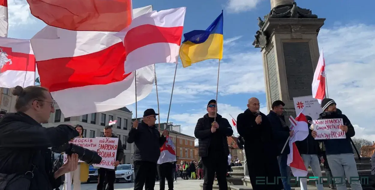 Зянон Пазняк прамаўляе на Дзень Волі ў Варшаве / Еўрарадыё