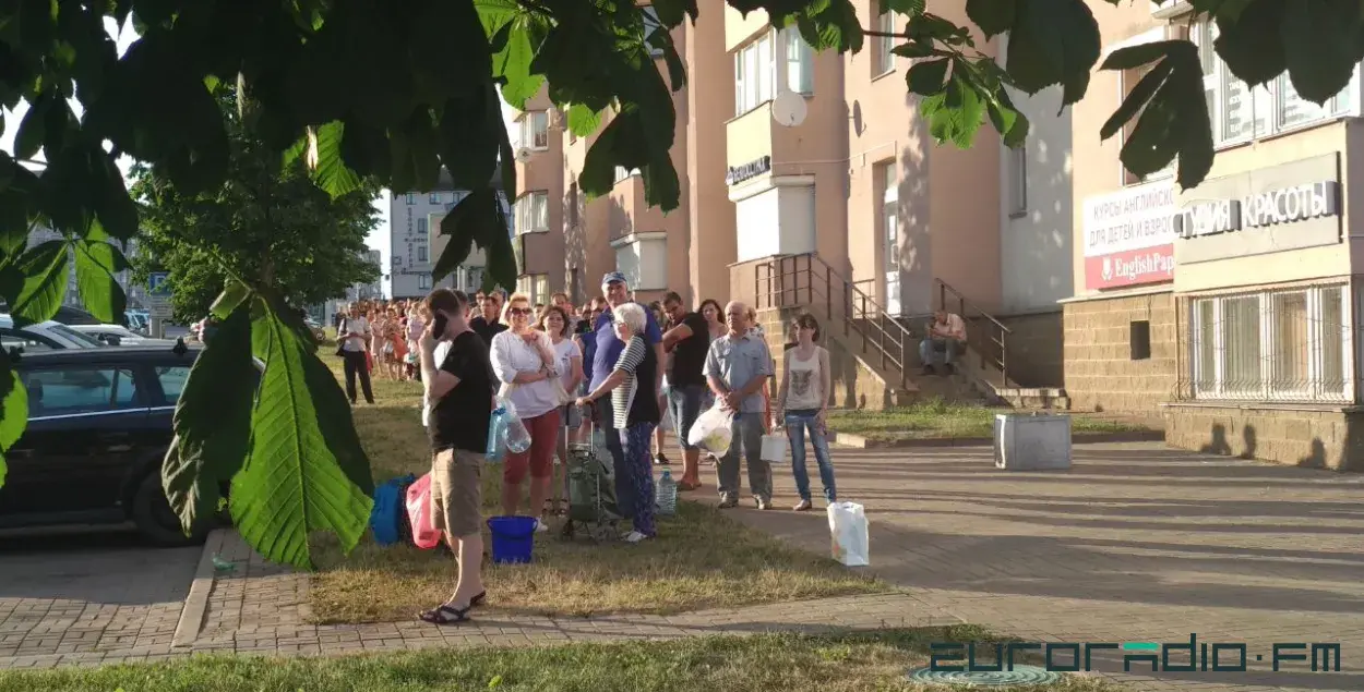 Людзі чакаюць падвозу вады ў Сухараве ў Мінску, чэрвень 2020-га / З архіву Еўрарадыё​
