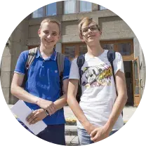 “Спала па 2-3 гадзіны”. Як першыя абітурыенты падаюць дакументы ў БДУ