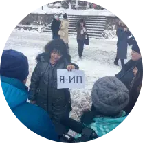 Фотафакт: удзельнікі акцыі ў Мінску заходзяць у Дом ураду