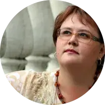 Міні-спадніцы, абцасы і аблягаючая вопратка — дрэс-код дзяржаўнай сеткі аптэк