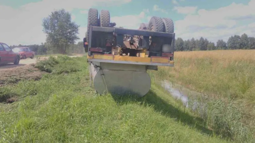 У Брэсцкім раёне перакуліўся малакавоз (фота)