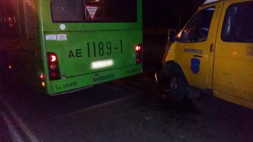 У Брэсце маршрутнае таксі сутыкнулася з аўтобусам (фота)