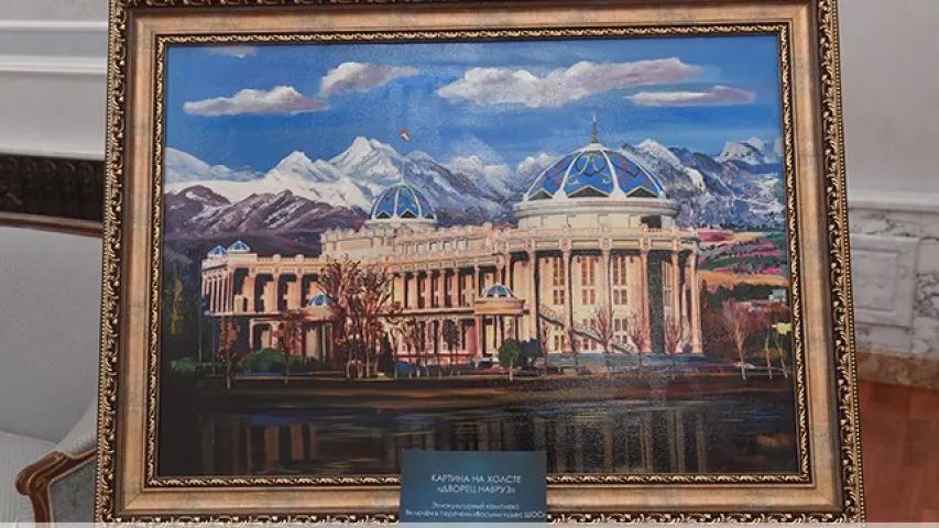 Рахмон падарыў Лукашэнку таджыкскі кінжал (фота)