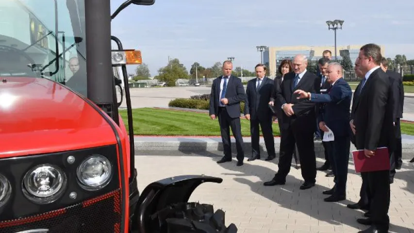 Лукашэнку паказалі айчынныя ратракі, цымбалы, лыжы і мазі (фота)