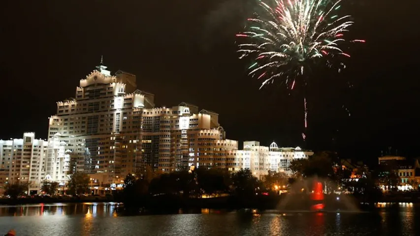 Светлавое шоу і феерверкі на вадзе ў цэнтры Мінска (фота, відэа)