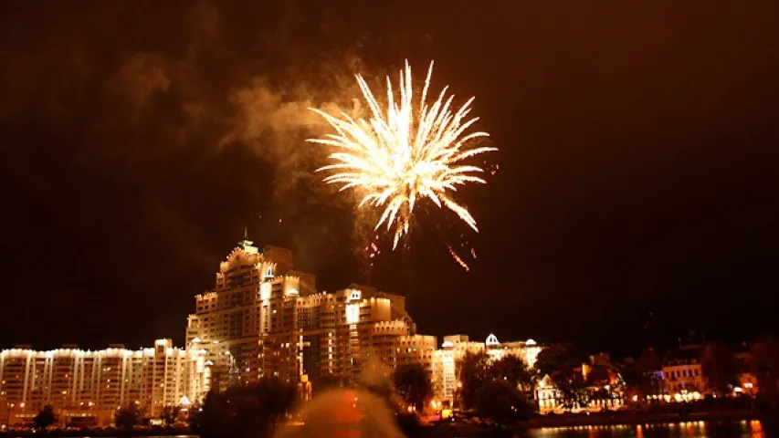 Светлавое шоу і феерверкі на вадзе ў цэнтры Мінска (фота, відэа)