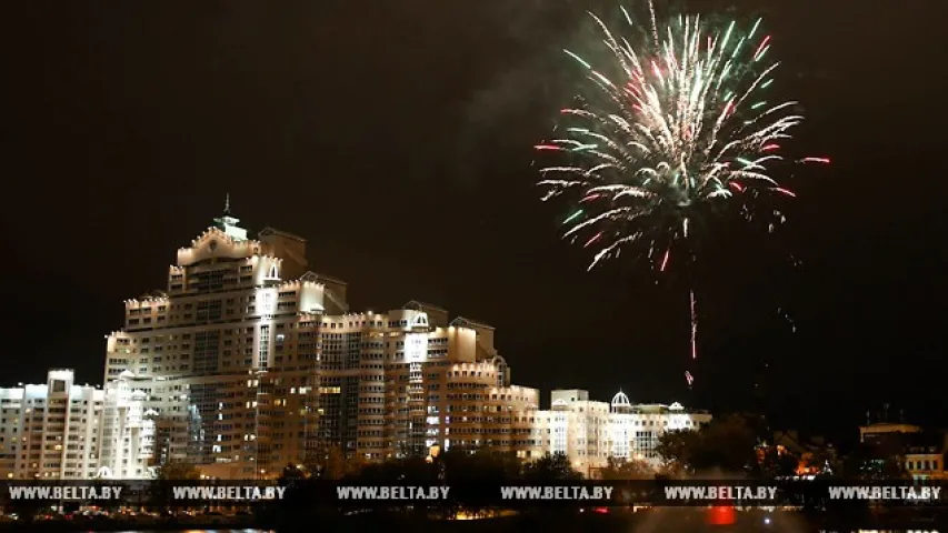 Светлавое шоу і феерверкі на вадзе ў цэнтры Мінска (фота, відэа)