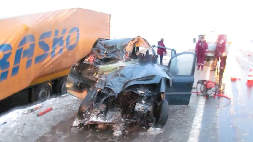 Каля Валожына легкавік трапіў пад фуру, загінулі двое дзяцей і жанчына-кіроўца