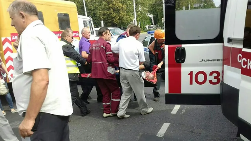 У Мінску рабочыя, якія рамантавалі тралейбусную лінію, упалі на аўтамабіль