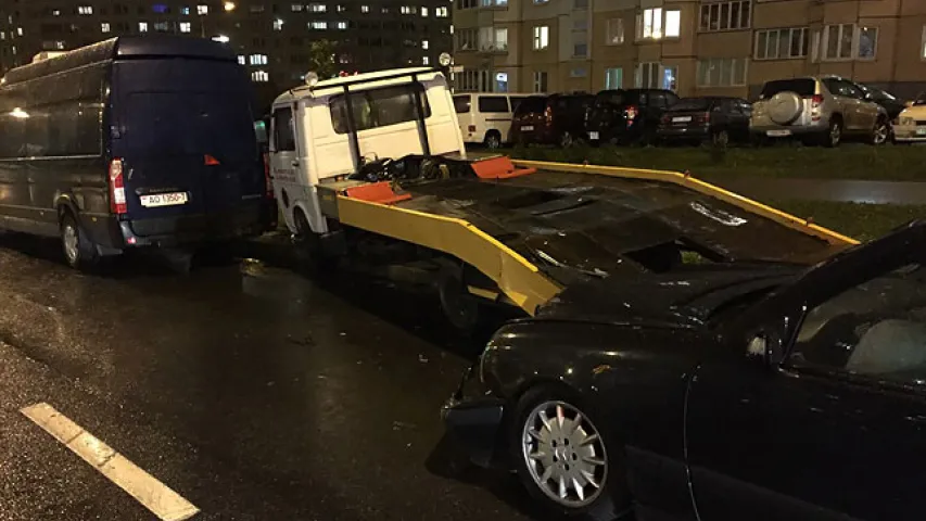У ДТЗ у Мінску мужчыну даставалі з лабавога шкла аўтамабіля (фота)