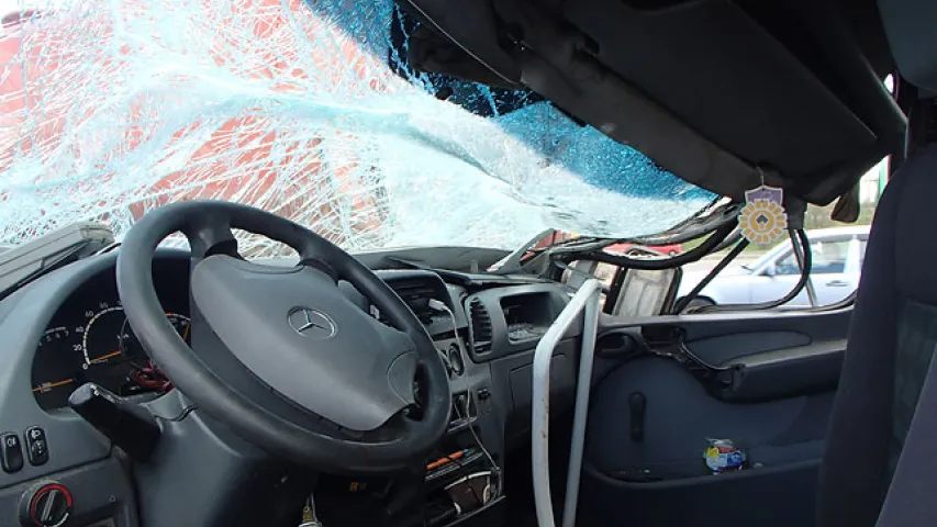 У Мінску маршрутка сутыкнулася з машынай дарожнікаў, ёсць пацярпелыя (фота)