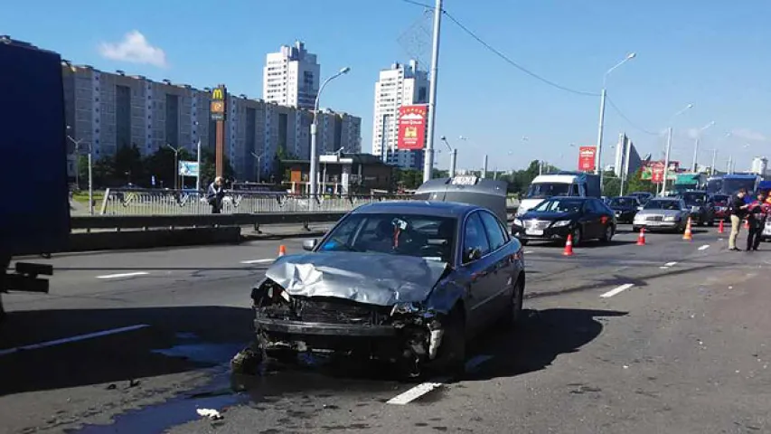 У ДТЗ у Мінску на праспекце Незалежнасці пацярпелі 4 чалавекі (фота)
