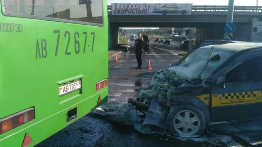 У аўтааварыі ў Мінску загінулі двое пасажыраў таксі