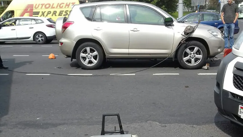 У Мінску рабочыя, якія рамантавалі тралейбусную лінію, упалі на аўтамабіль