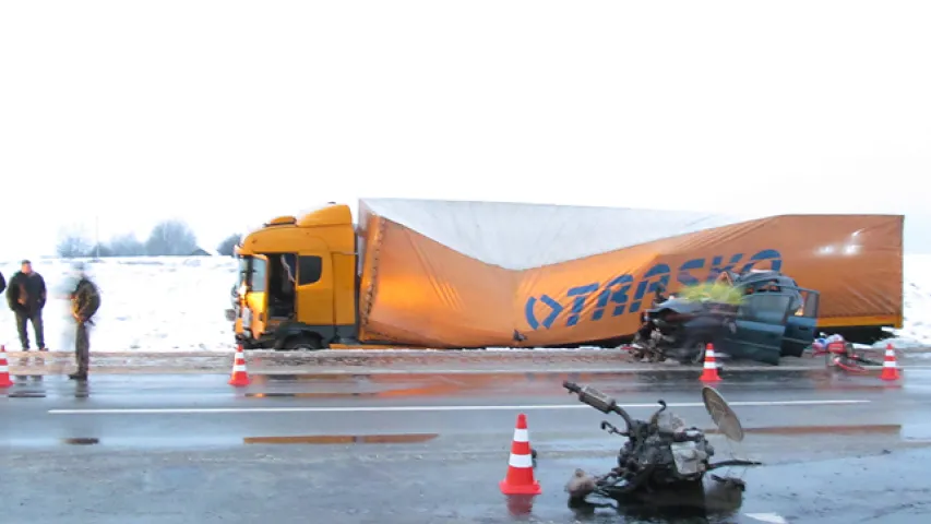 Каля Валожына легкавік трапіў пад фуру, загінулі двое дзяцей і жанчына-кіроўца