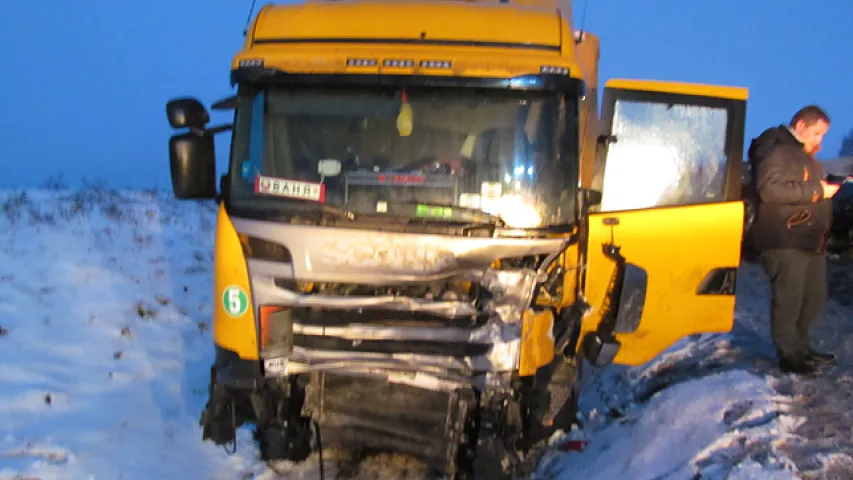 Каля Валожына легкавік трапіў пад фуру, загінулі двое дзяцей і жанчына-кіроўца