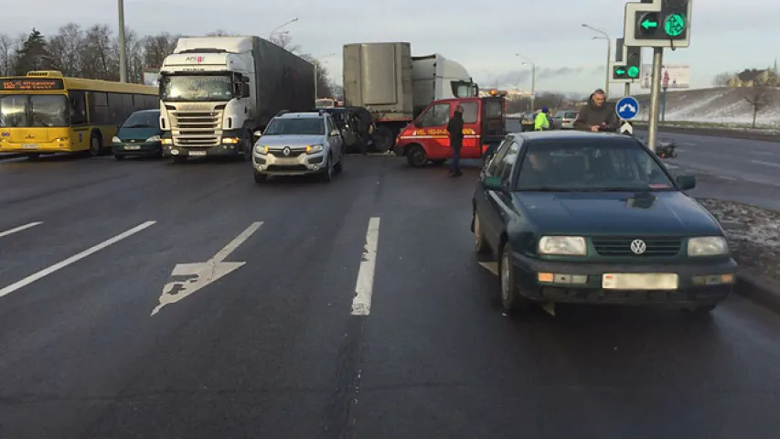 У Мінску сутыкнуліся дзве фуры і тры легкавікі (фота)