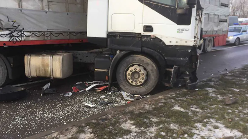 У Мінску сутыкнуліся дзве фуры і тры легкавікі (фота)