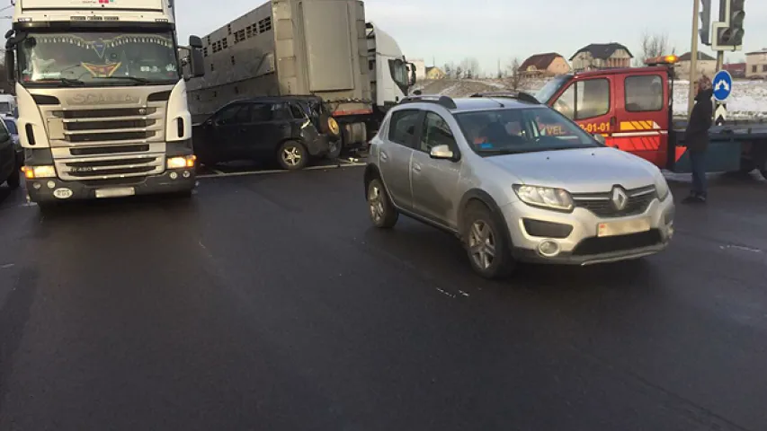 У Мінску сутыкнуліся дзве фуры і тры легкавікі (фота)