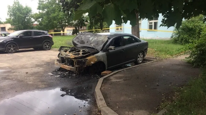 У Мінску затрымалі мужчыну, які падпаліў тры машыны і раскідаў курыныя тушкі