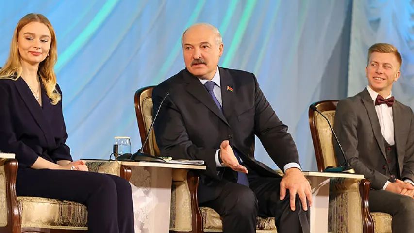 Лукашэнка падарыў студэнтцы пёравую асадку, якой яна запэцкала рукі (фота)