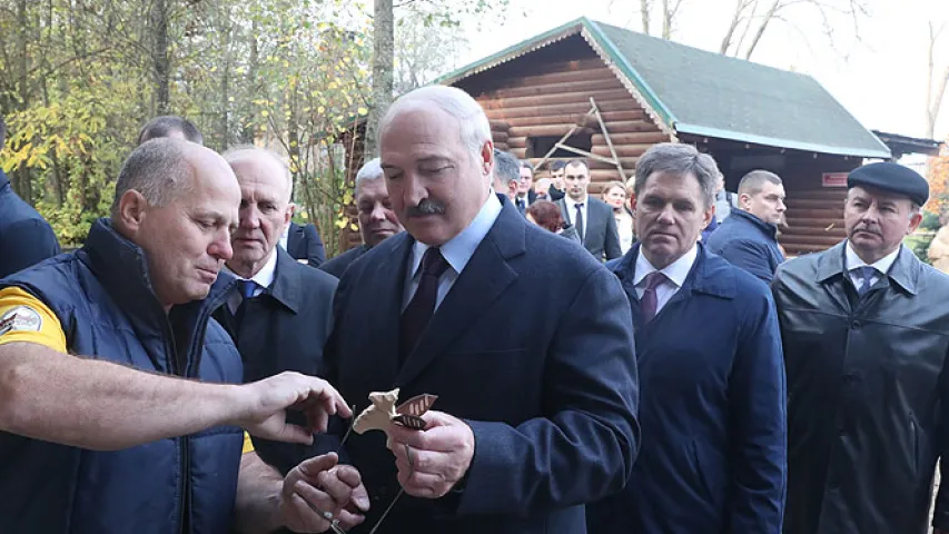 Лукашэнка часова стаў рэзчыкам па дрэве (фота)
