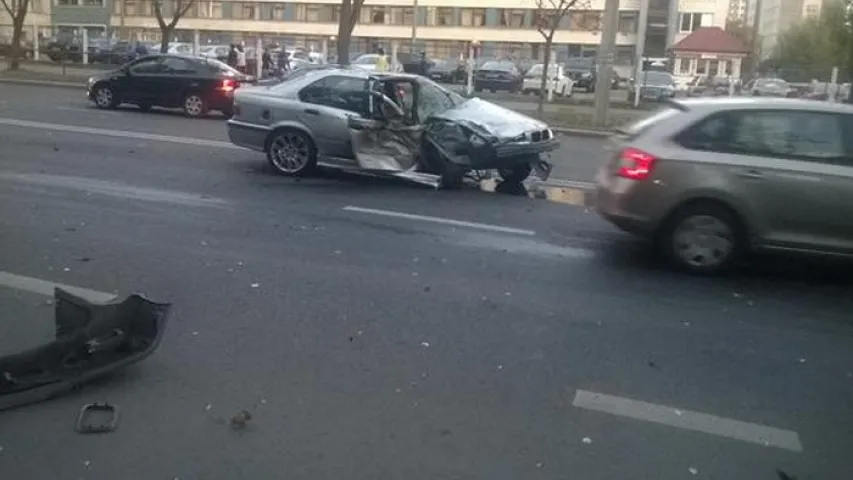 У Мінску аўтамабіль BMW сутыкнуўся з тралейбусам (фота)