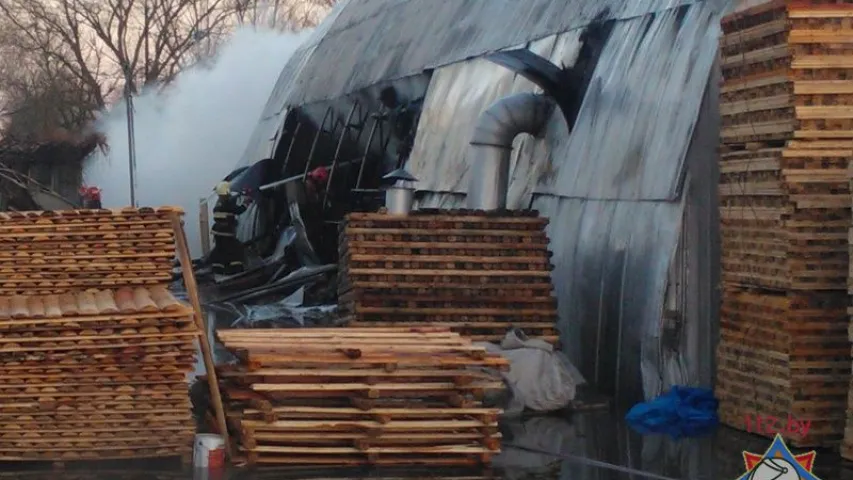 Падчас пажару на складе ў Брэсце згарэлі станкі, пагрузчыкі (фота, відэа)