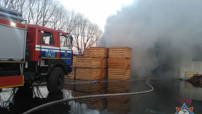 Падчас пажару на складе ў Брэсце згарэлі станкі, пагрузчыкі (фота, відэа)