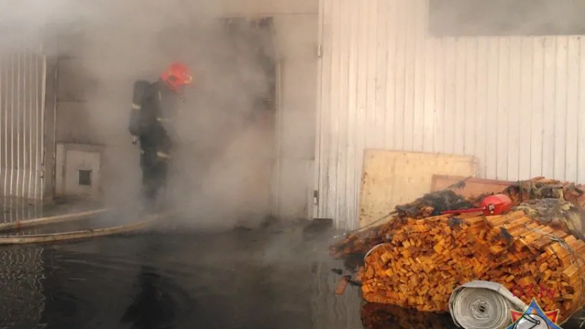 Падчас пажару на складе ў Брэсце згарэлі станкі, пагрузчыкі (фота, відэа)