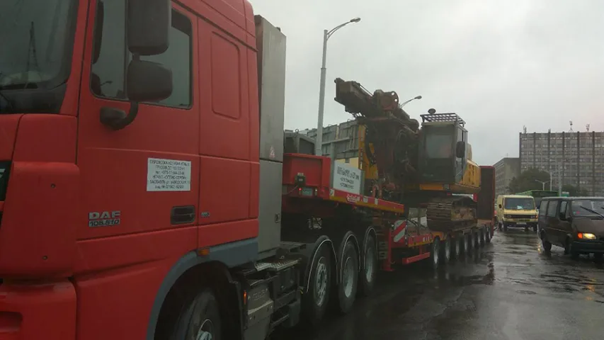 У Мінску цягач з буравой устаноўкай стралой пашкодзіў пуцеправод (фота)